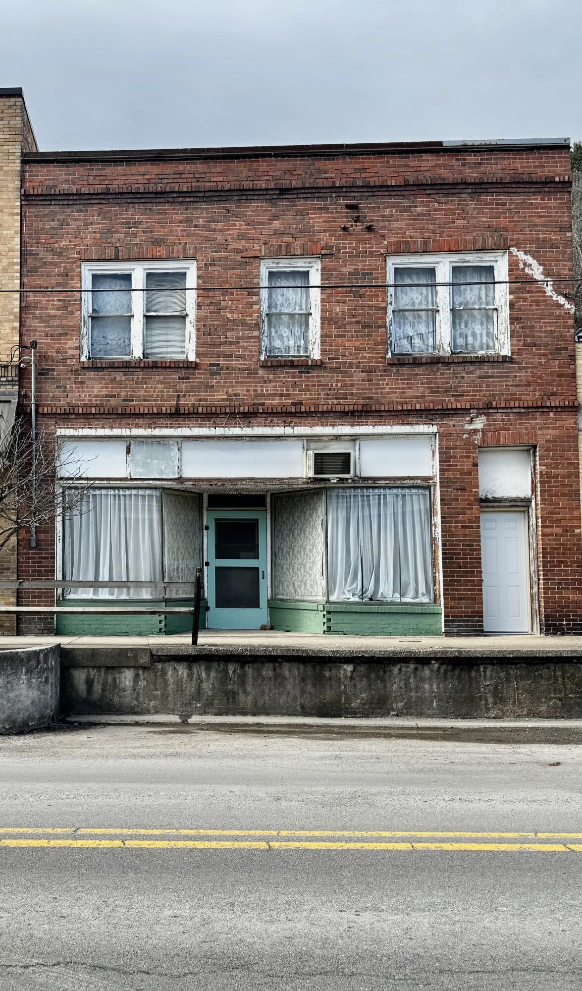 19 E MAIN ST
