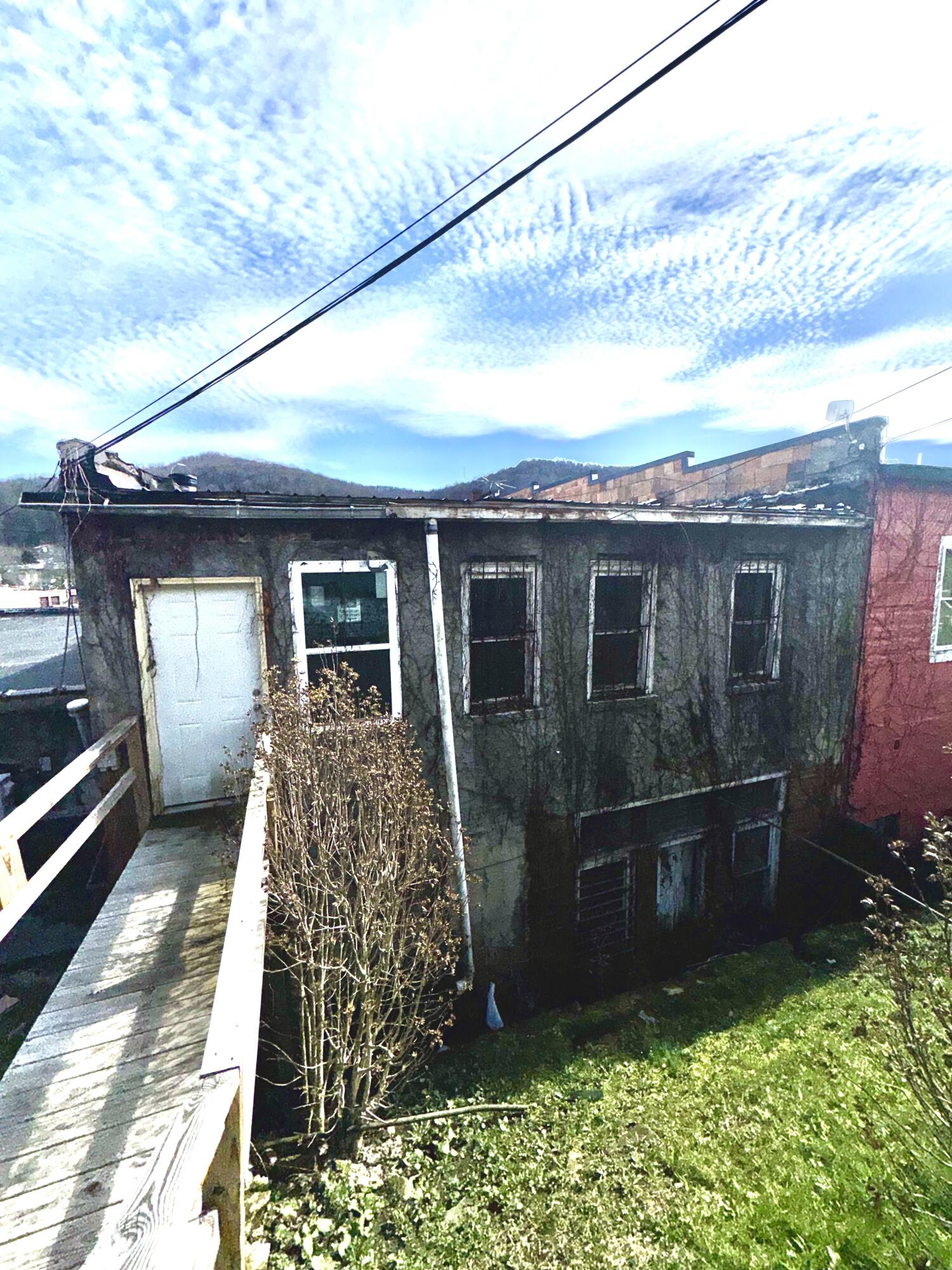 19 E MAIN ST