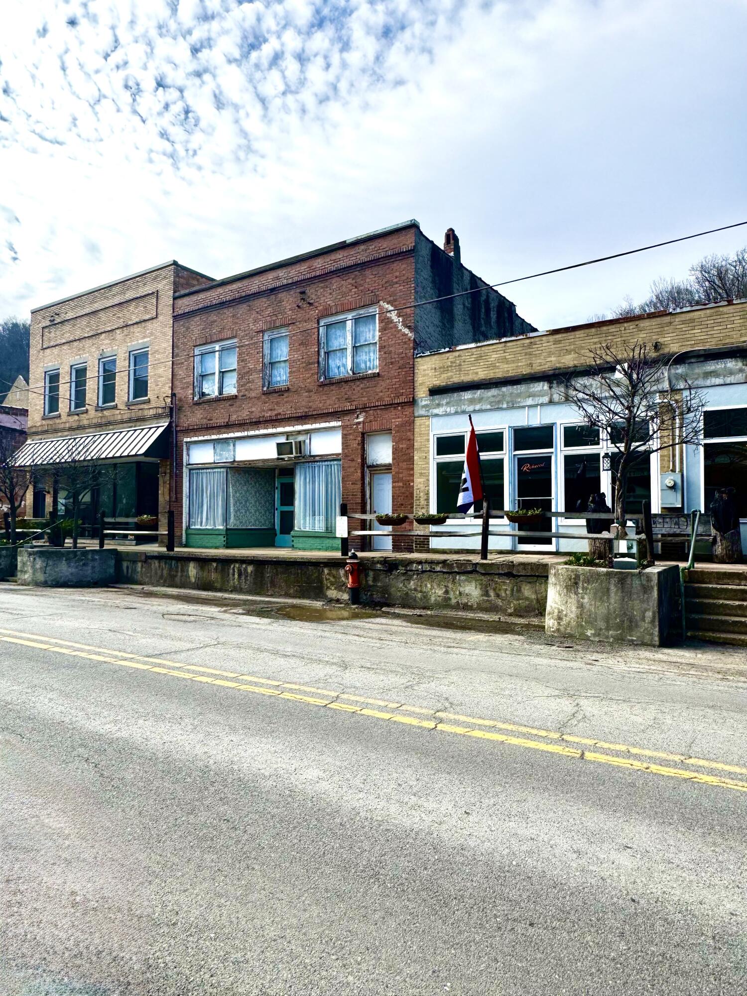 19 E MAIN ST