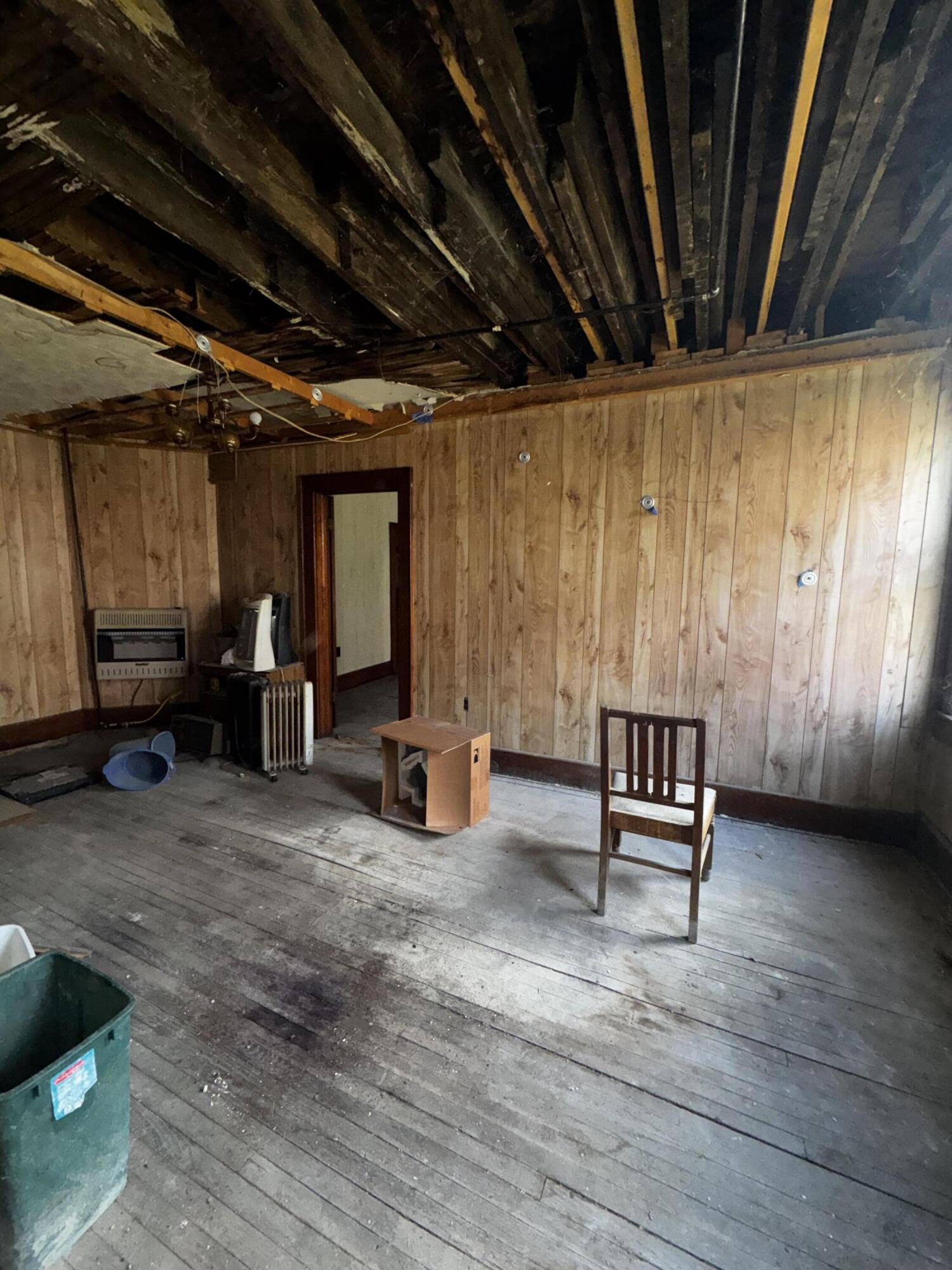 19 E MAIN ST