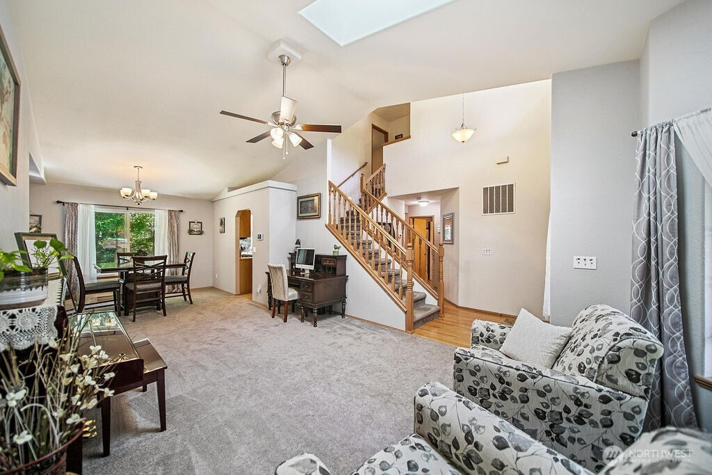 2147 Dunrobin Lane E