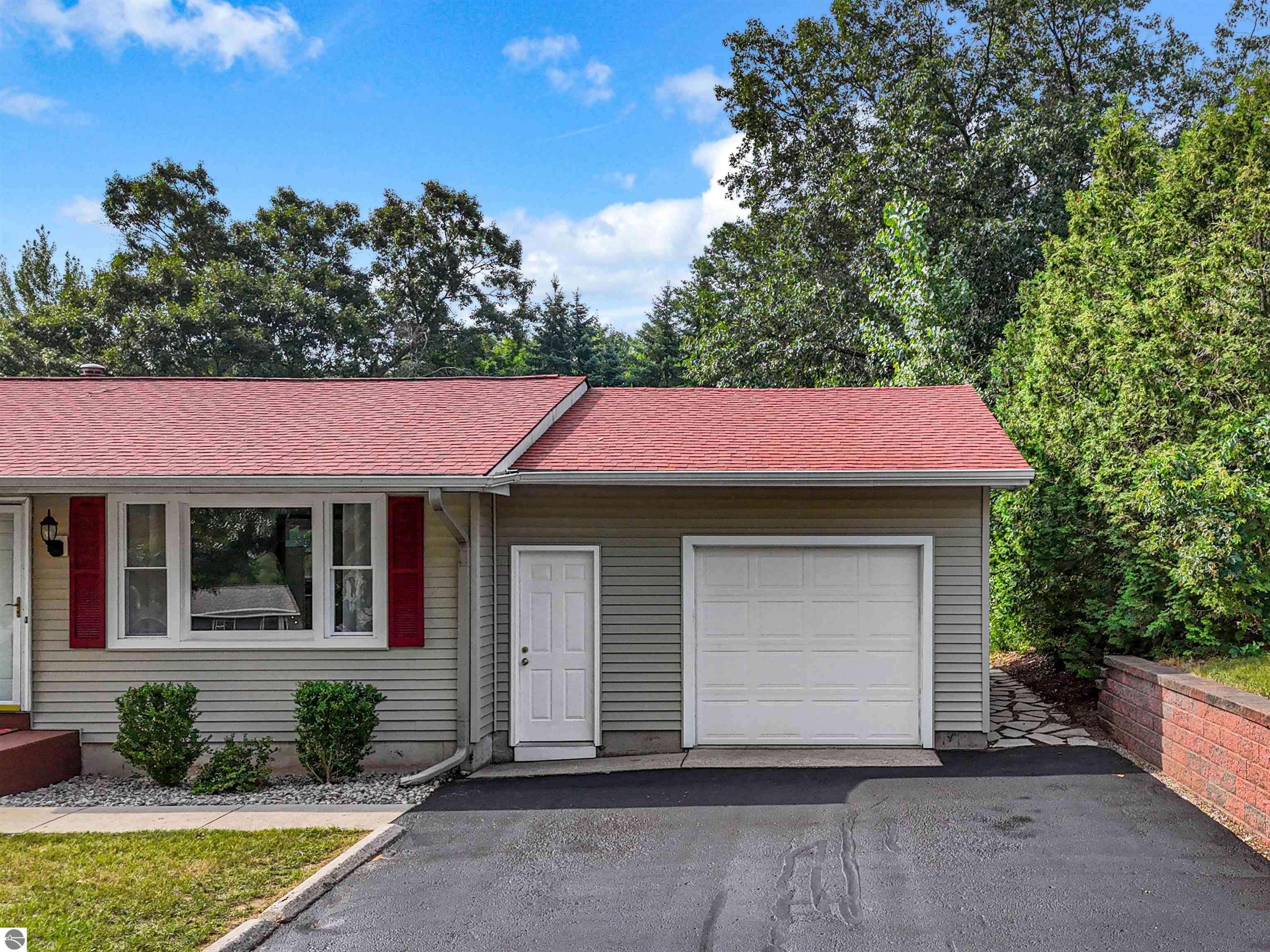 1101 Knoll Crest Court