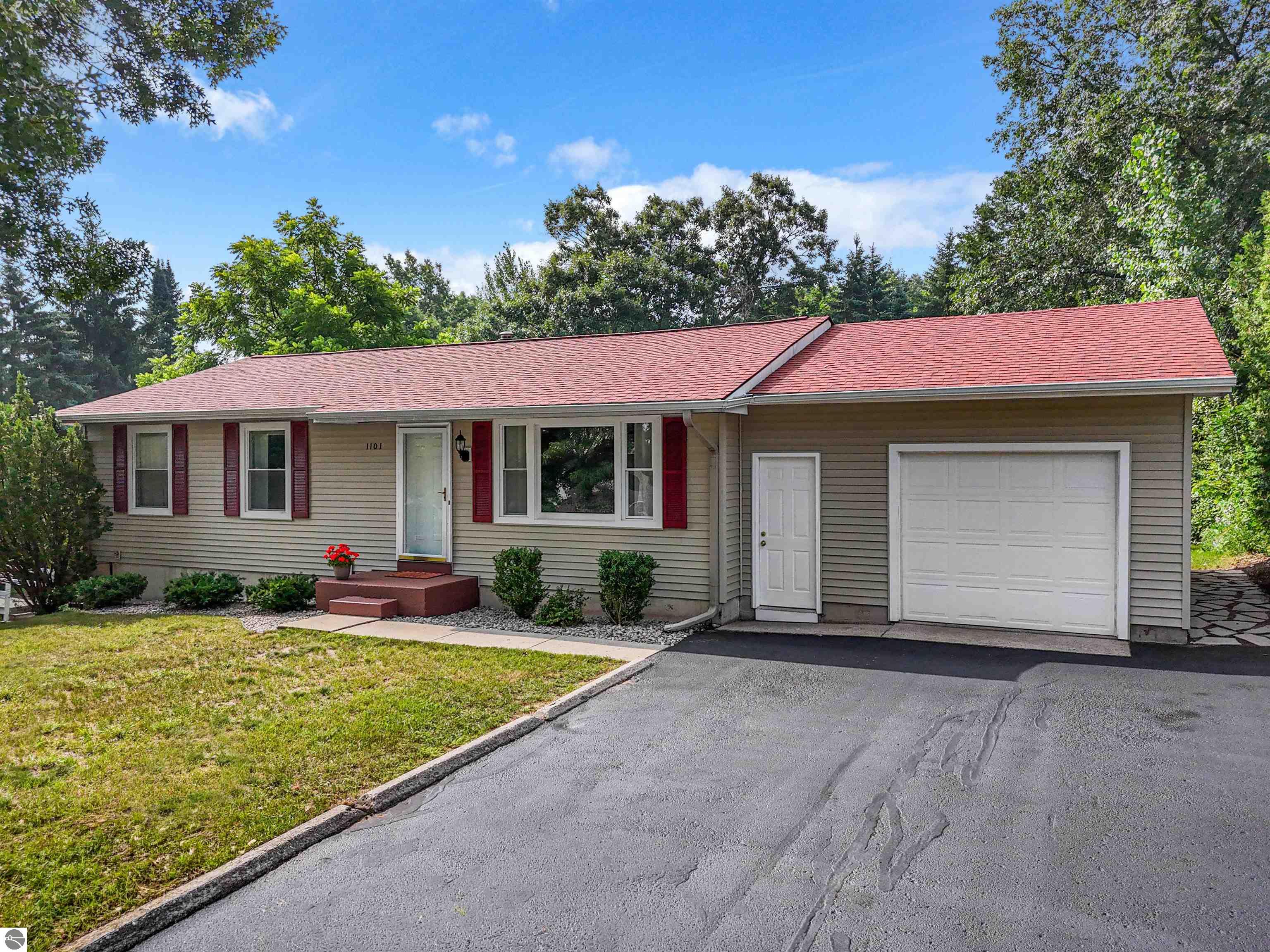 1101 Knoll Crest Court