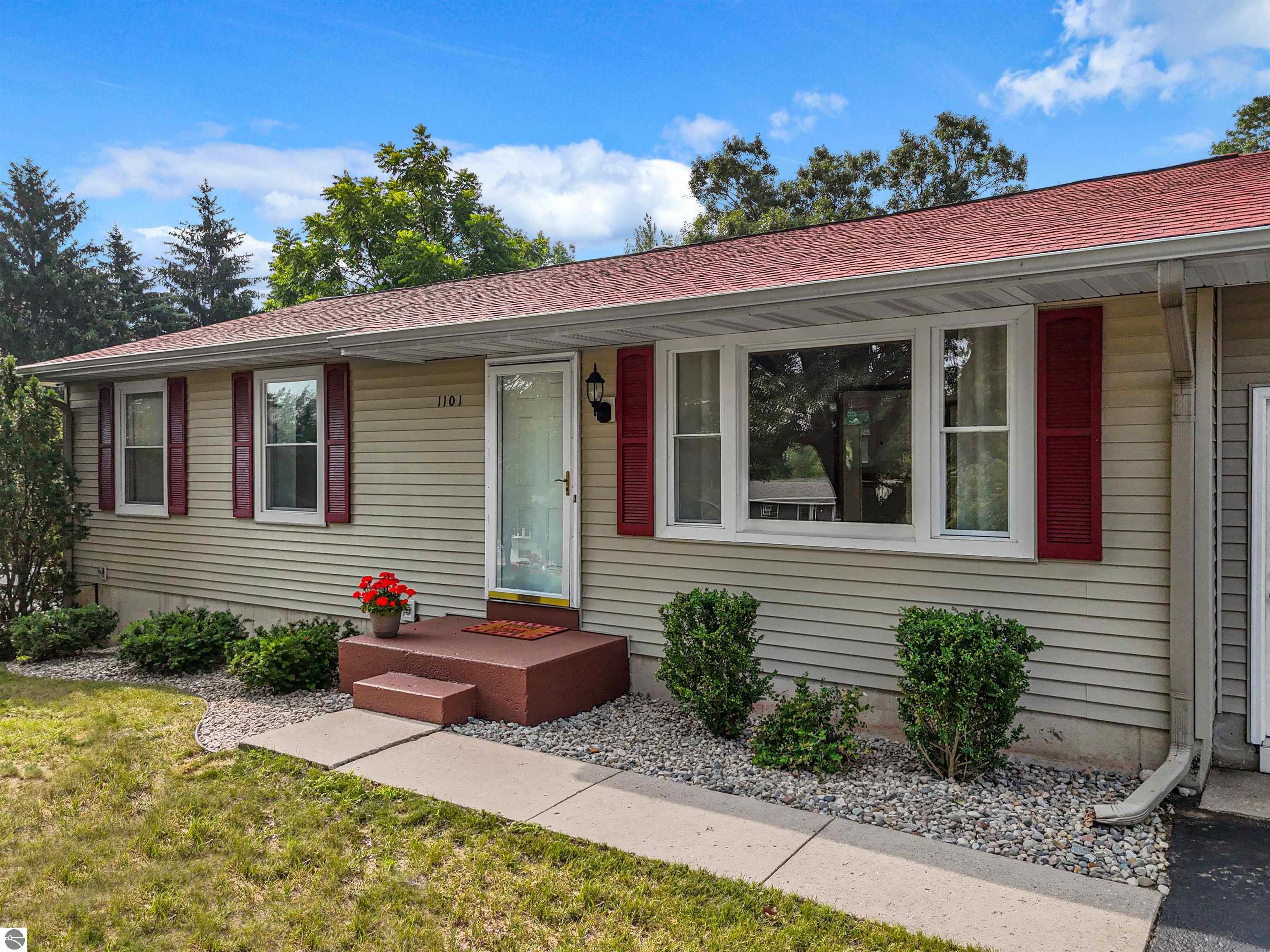 1101 Knoll Crest Court