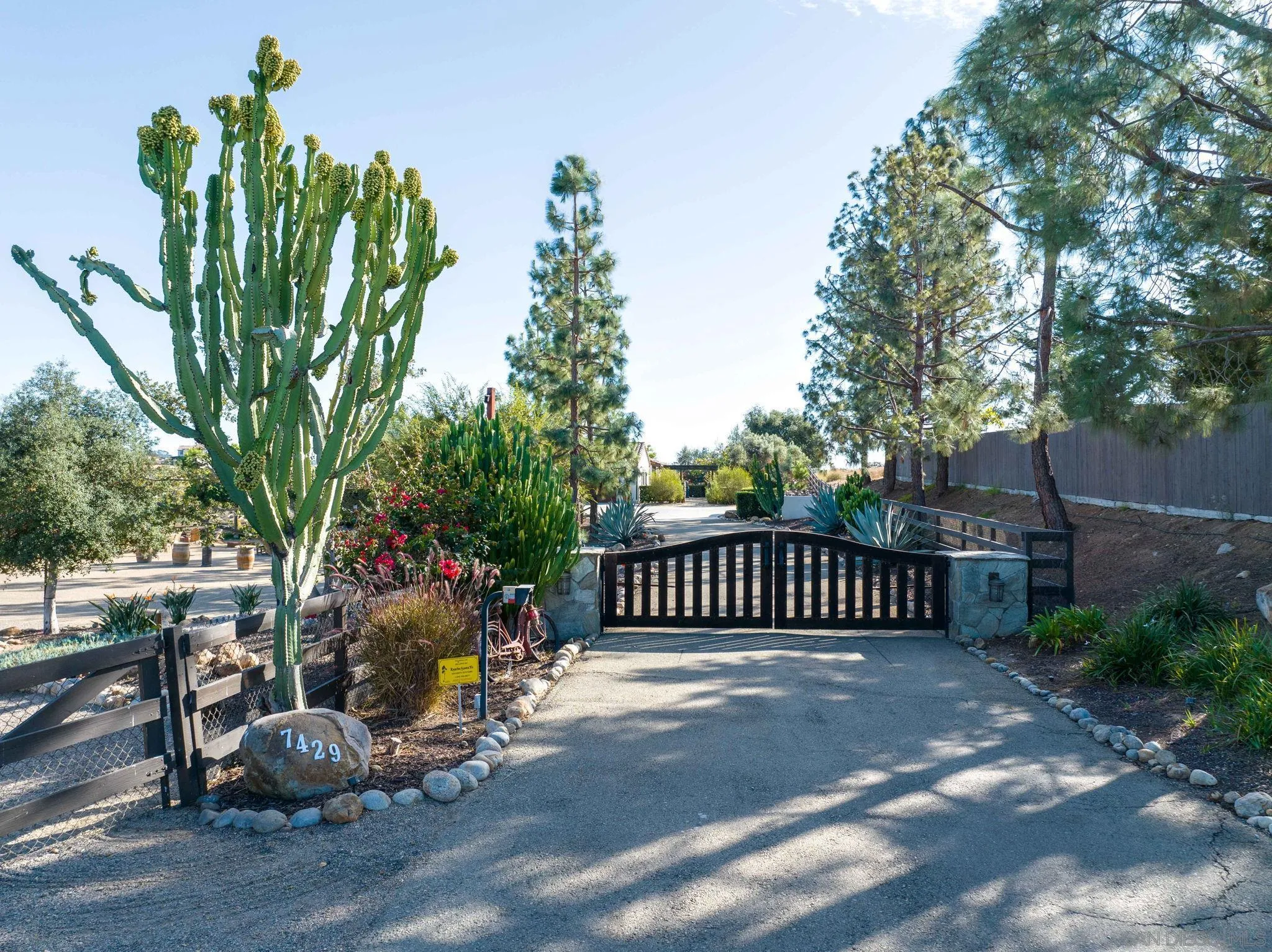 7429 Artesian Rd