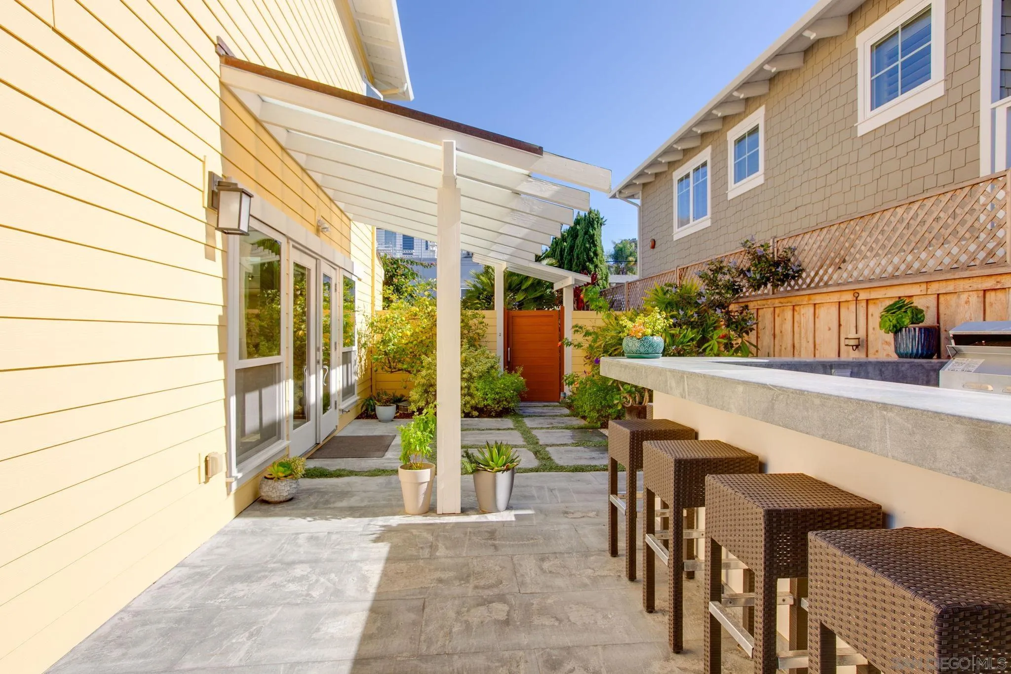 241 N Rios Ave
