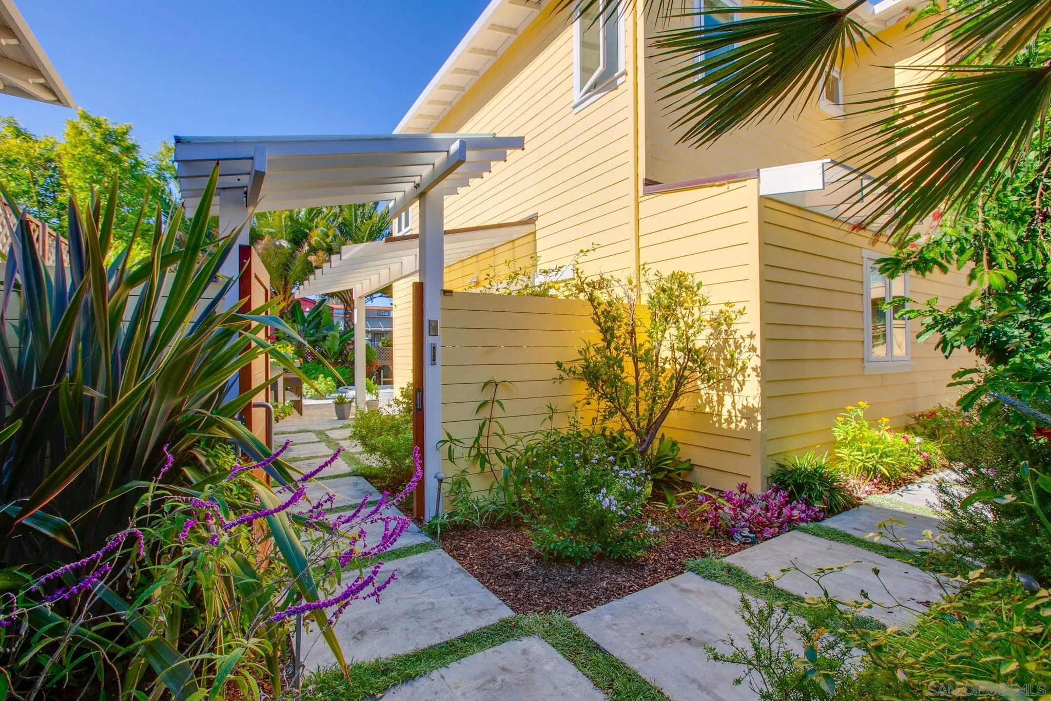 241 N Rios Ave