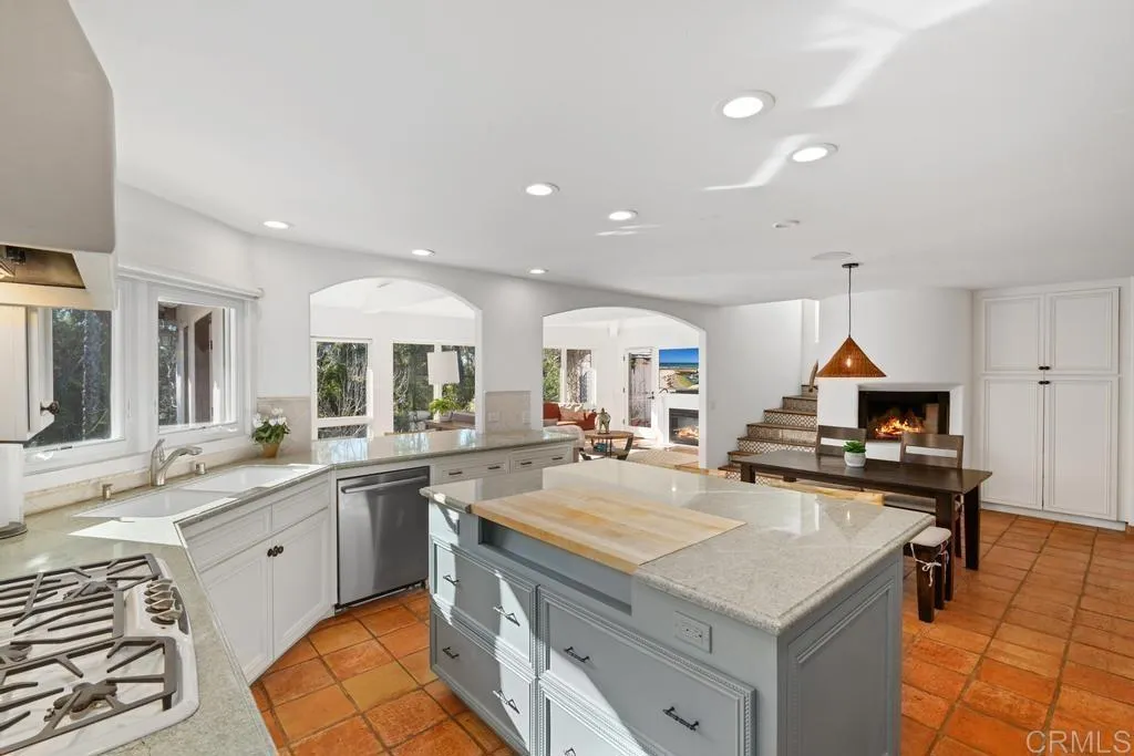 5845 Loma Verde