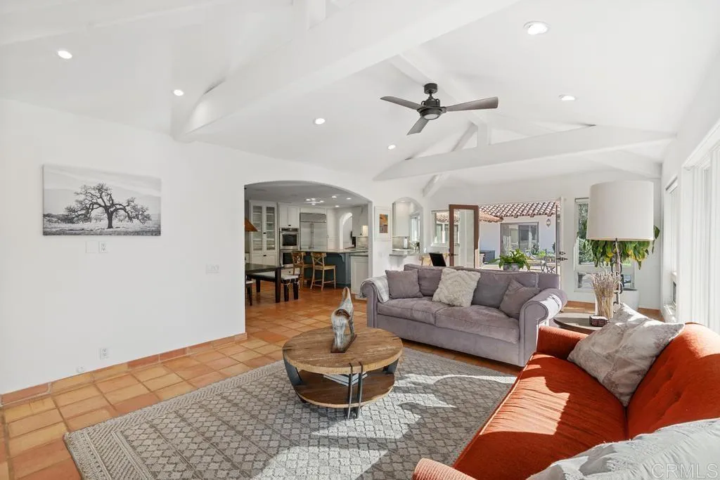 5845 Loma Verde