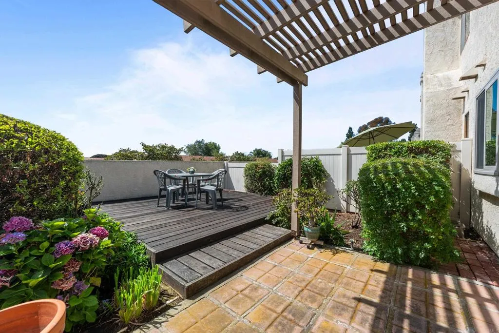 6867 Maple Leaf Drive