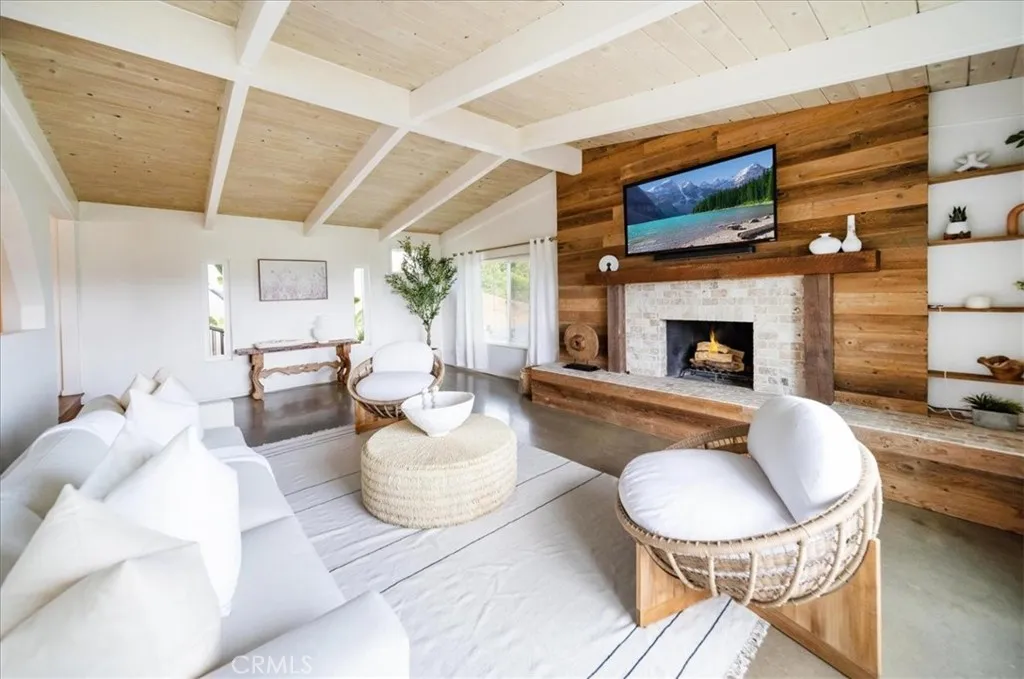 3057 Via Hermosa