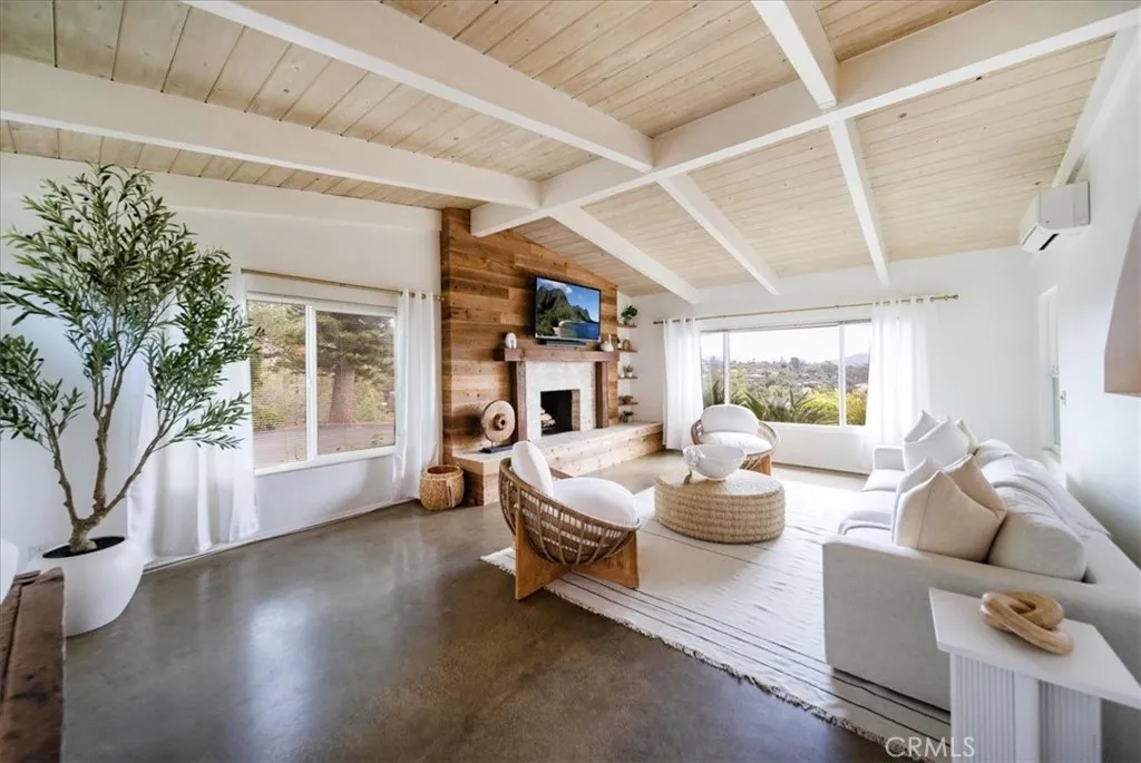 3057 Via Hermosa