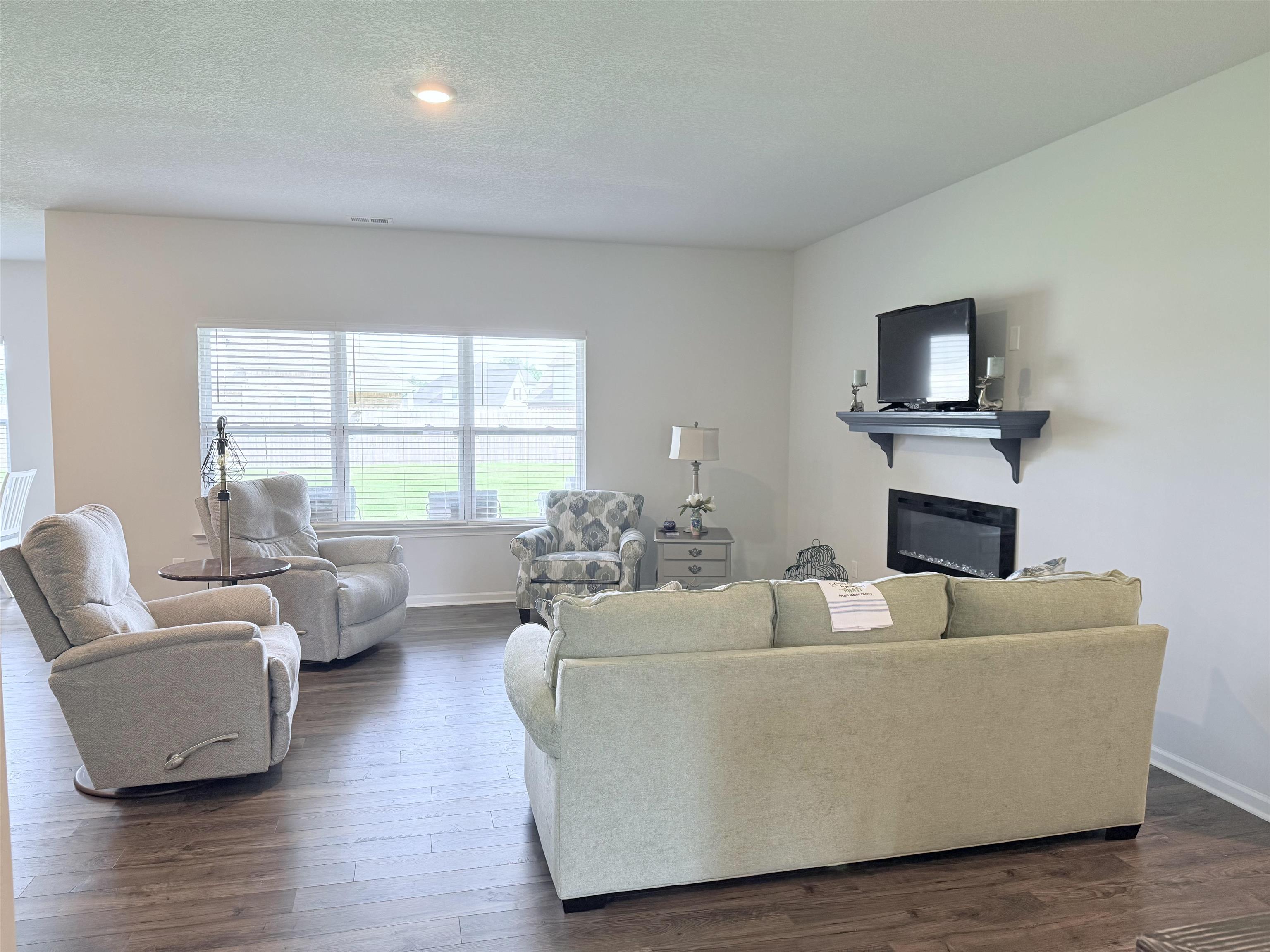 160 DAISY DR