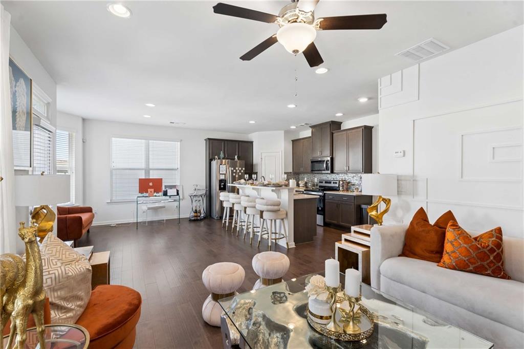 817 Regal Lane SW