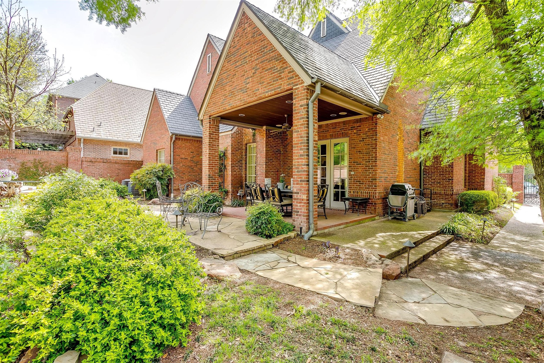 4954 Westbriar Drive