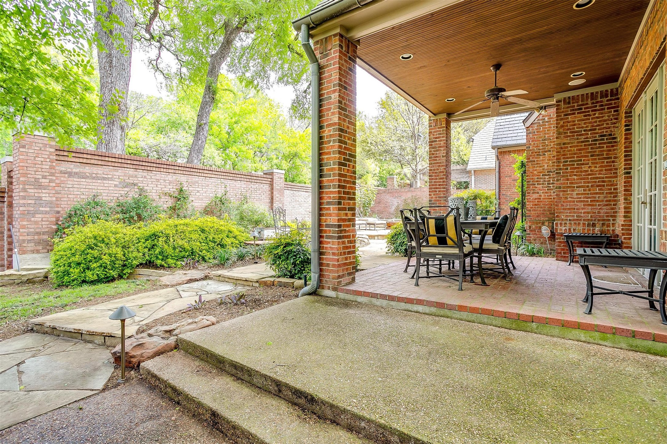 4954 Westbriar Drive