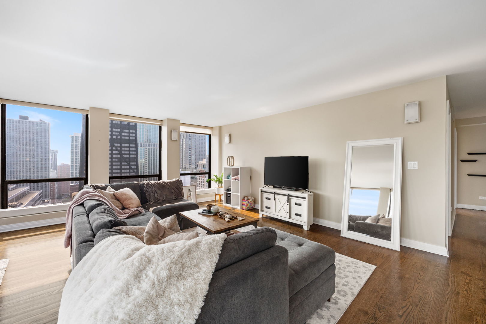 260 E Chestnut Street Unit: 3501