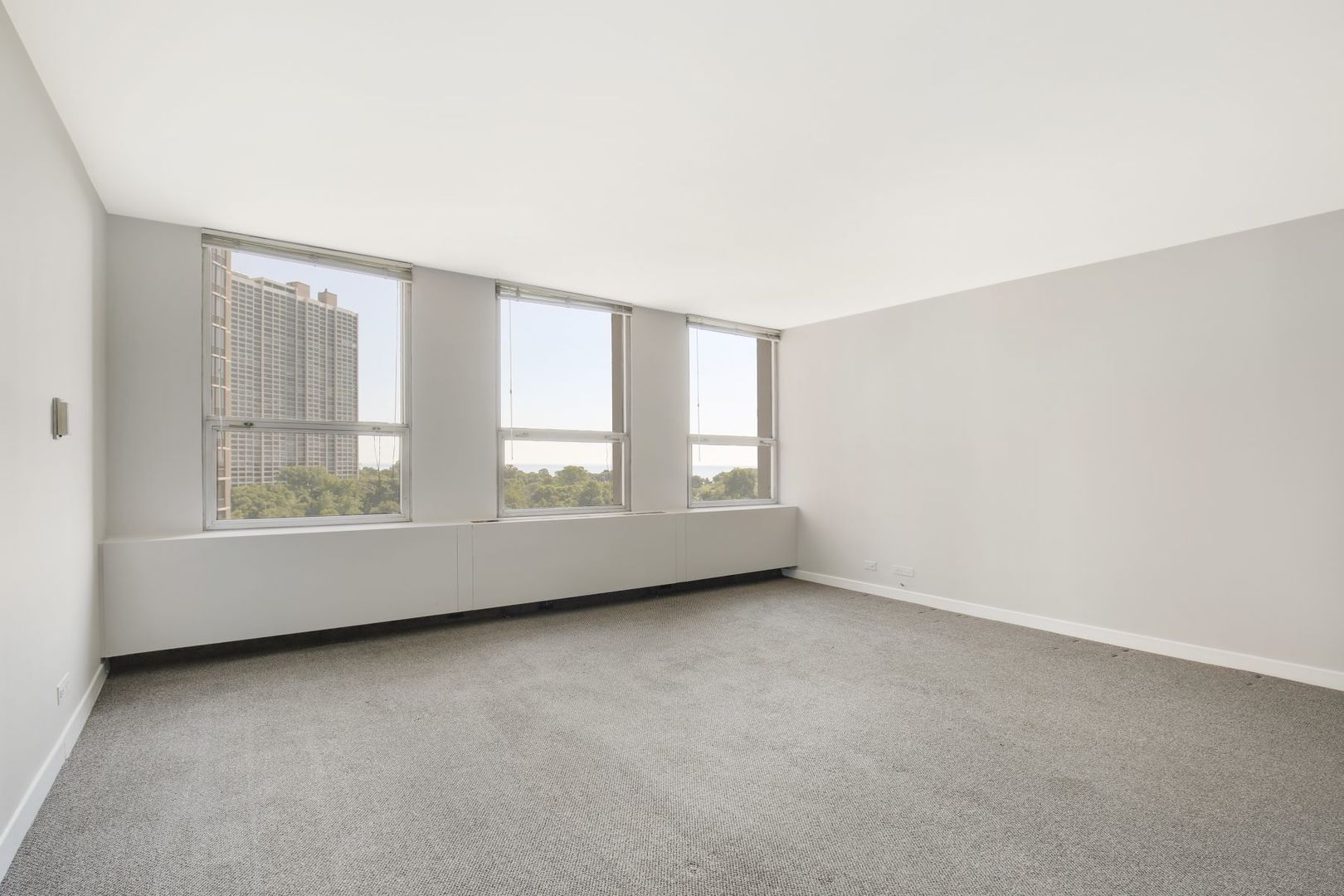 2626 N LAKEVIEW Avenue Unit: 811