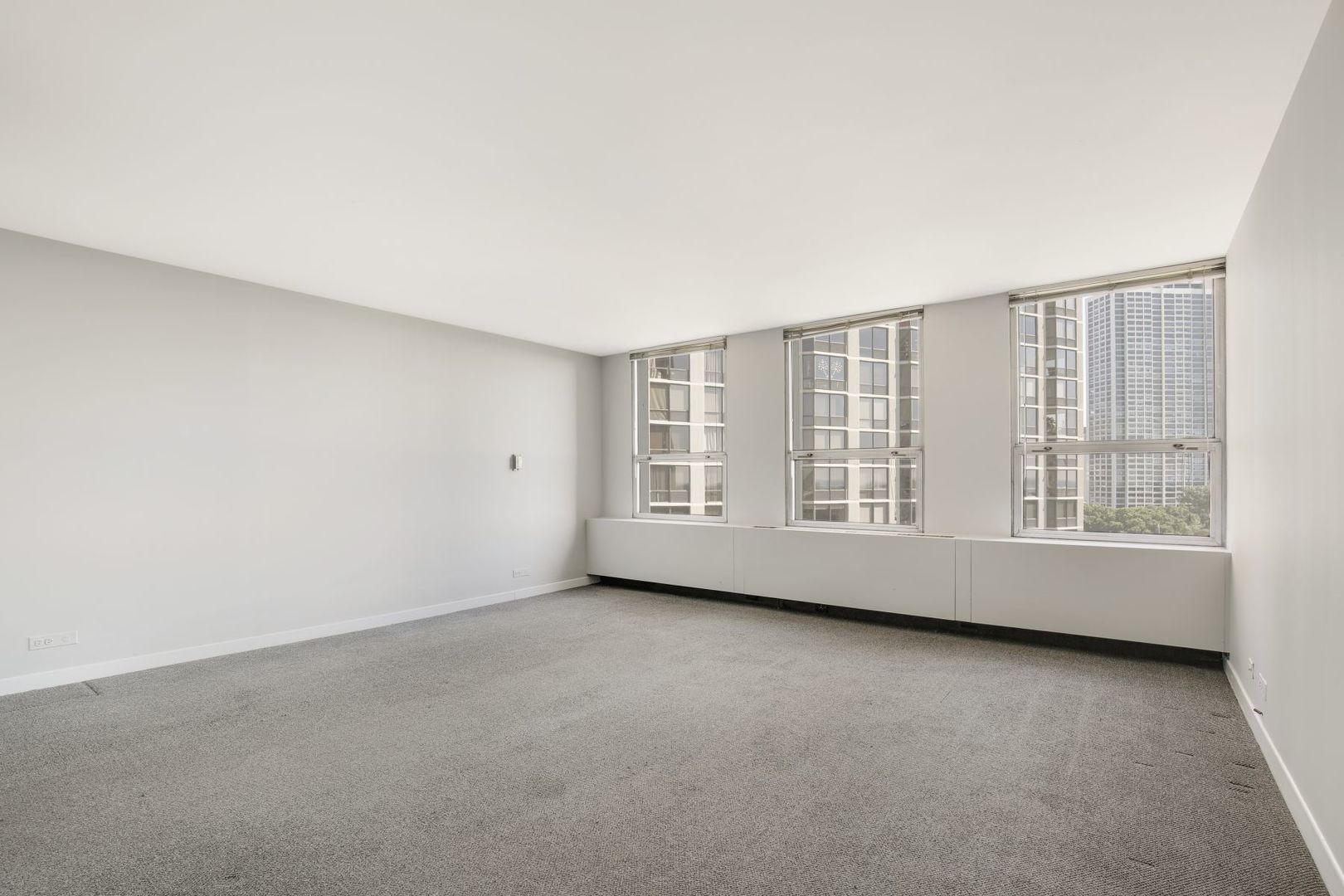 2626 N LAKEVIEW Avenue Unit: 811