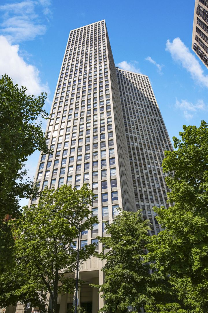 2626 N LAKEVIEW Avenue Unit: 811