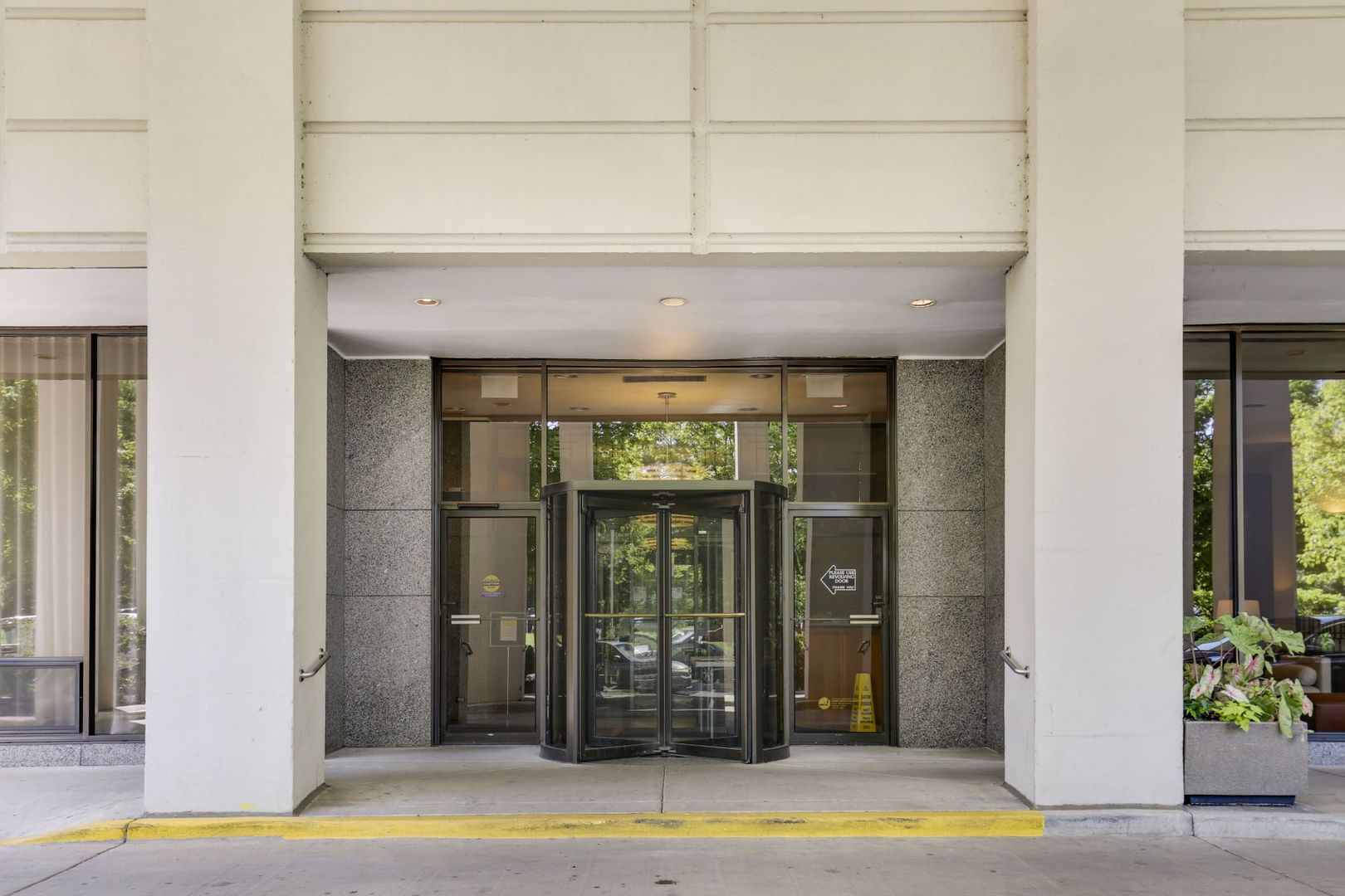 2626 N LAKEVIEW Avenue Unit: 811