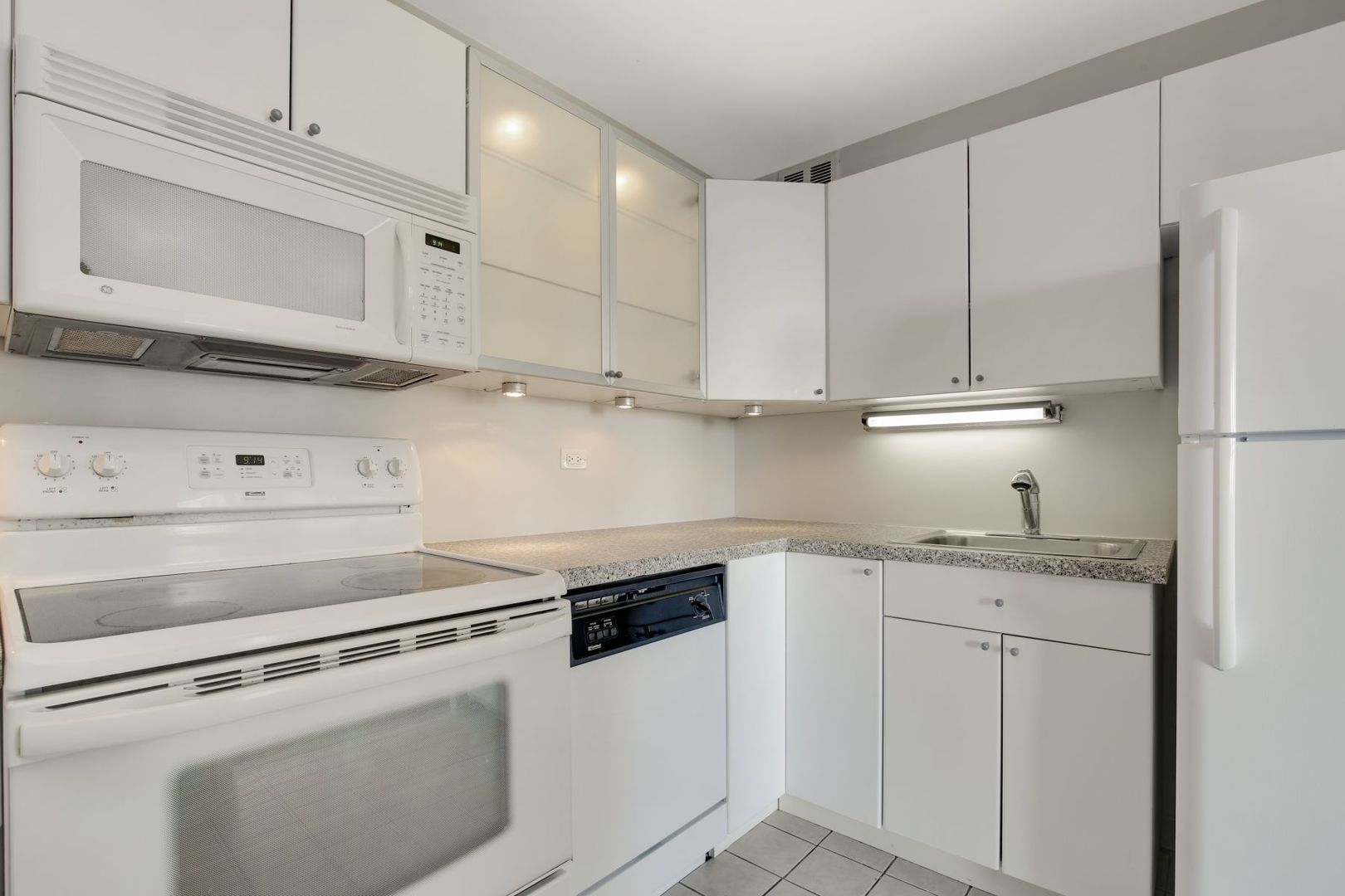 2626 N LAKEVIEW Avenue Unit: 811