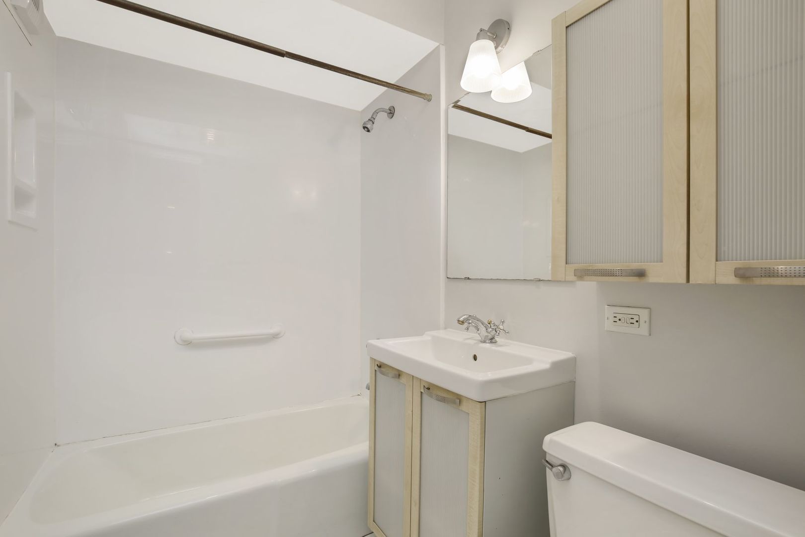 2626 N LAKEVIEW Avenue Unit: 811