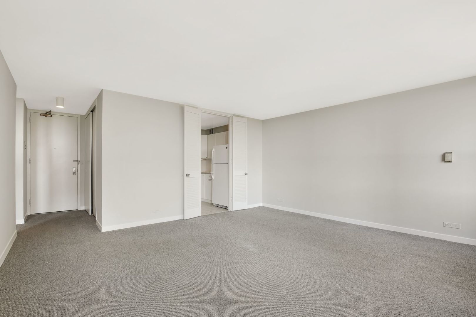 2626 N LAKEVIEW Avenue Unit: 811