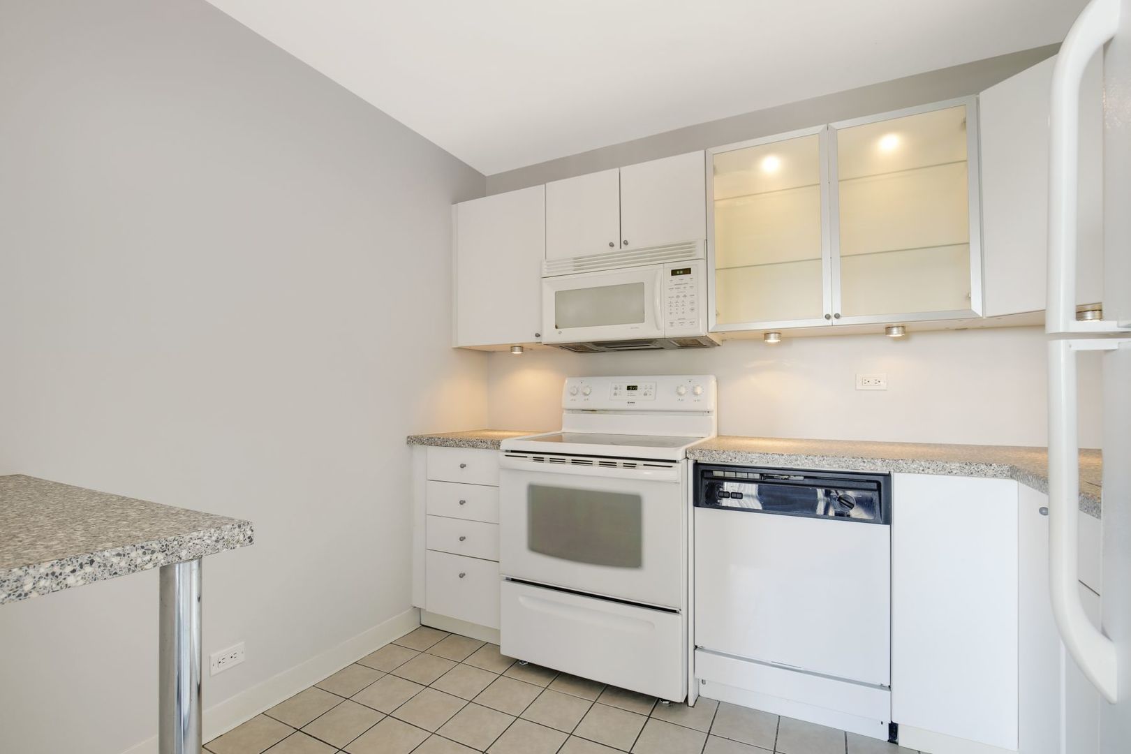 2626 N LAKEVIEW Avenue Unit: 811