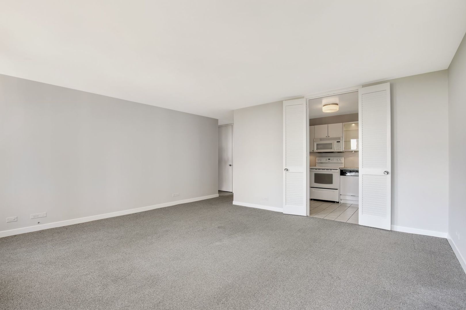 2626 N LAKEVIEW Avenue Unit: 811