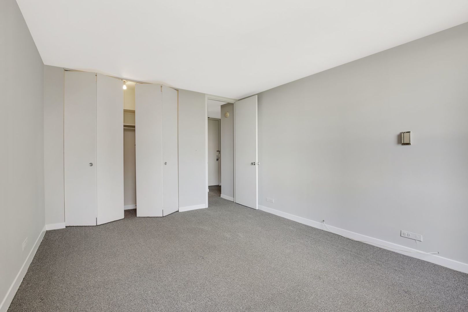 2626 N LAKEVIEW Avenue Unit: 811