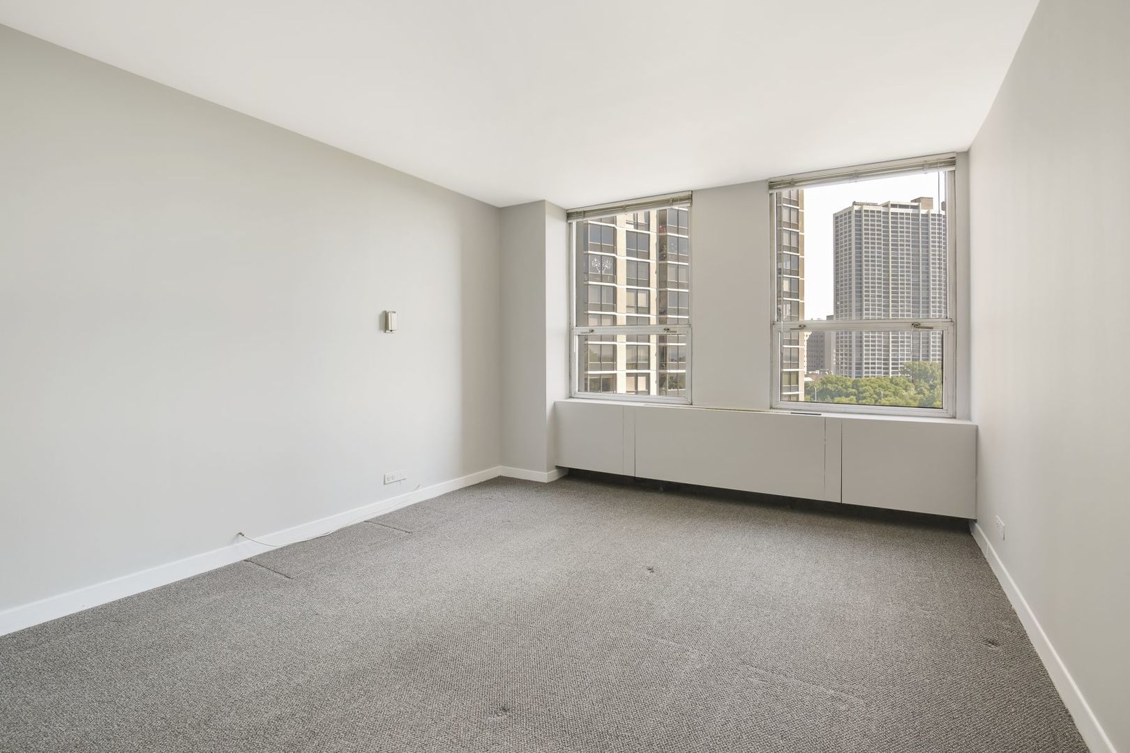 2626 N LAKEVIEW Avenue Unit: 811