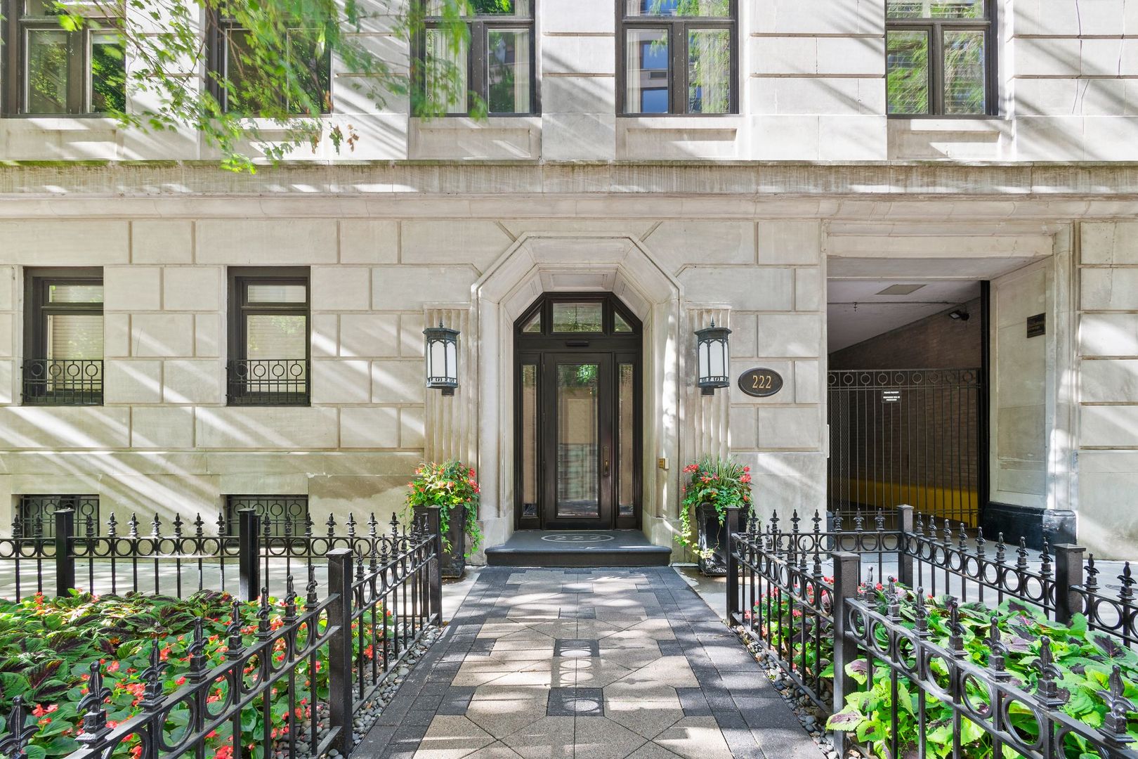 222 E Chestnut Street Unit: 10B