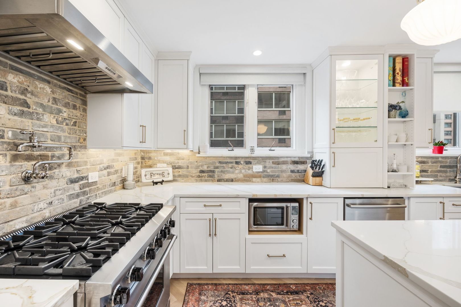 222 E Chestnut Street Unit: 10B