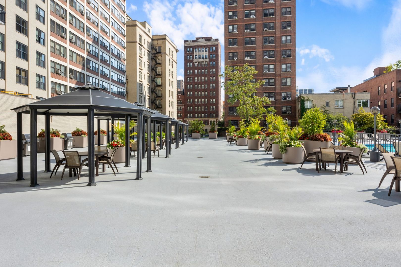 525 W Hawthorne Place Unit: 1002