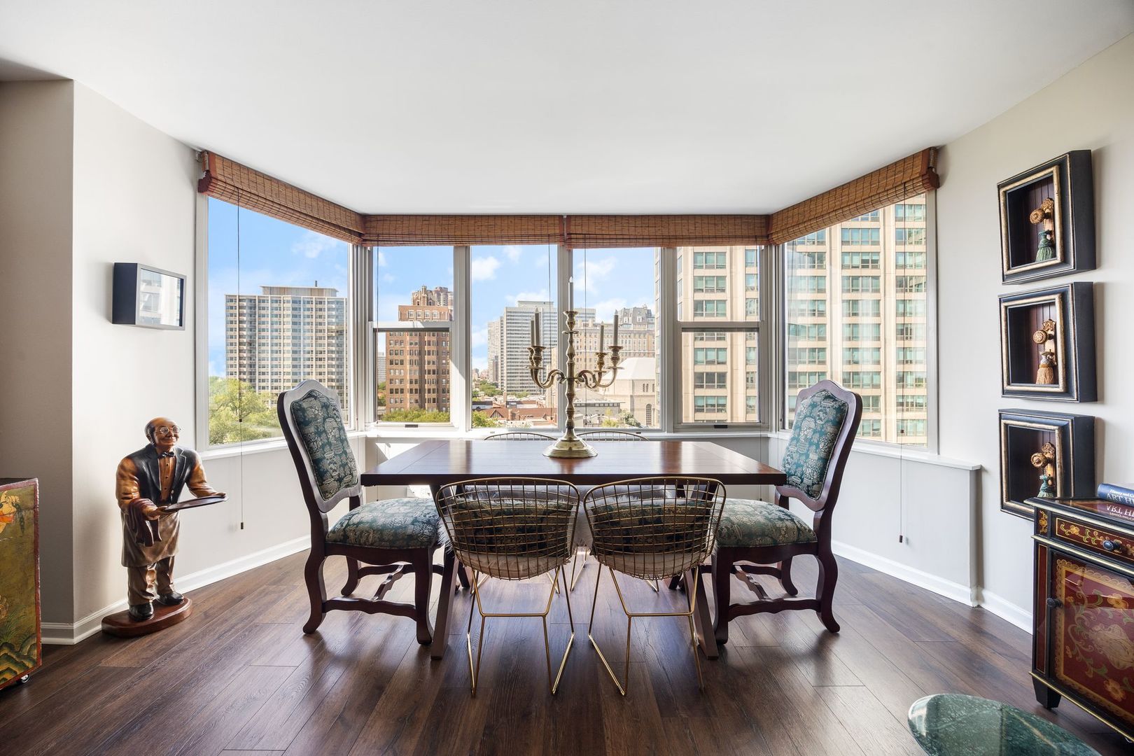 525 W Hawthorne Place Unit: 1002