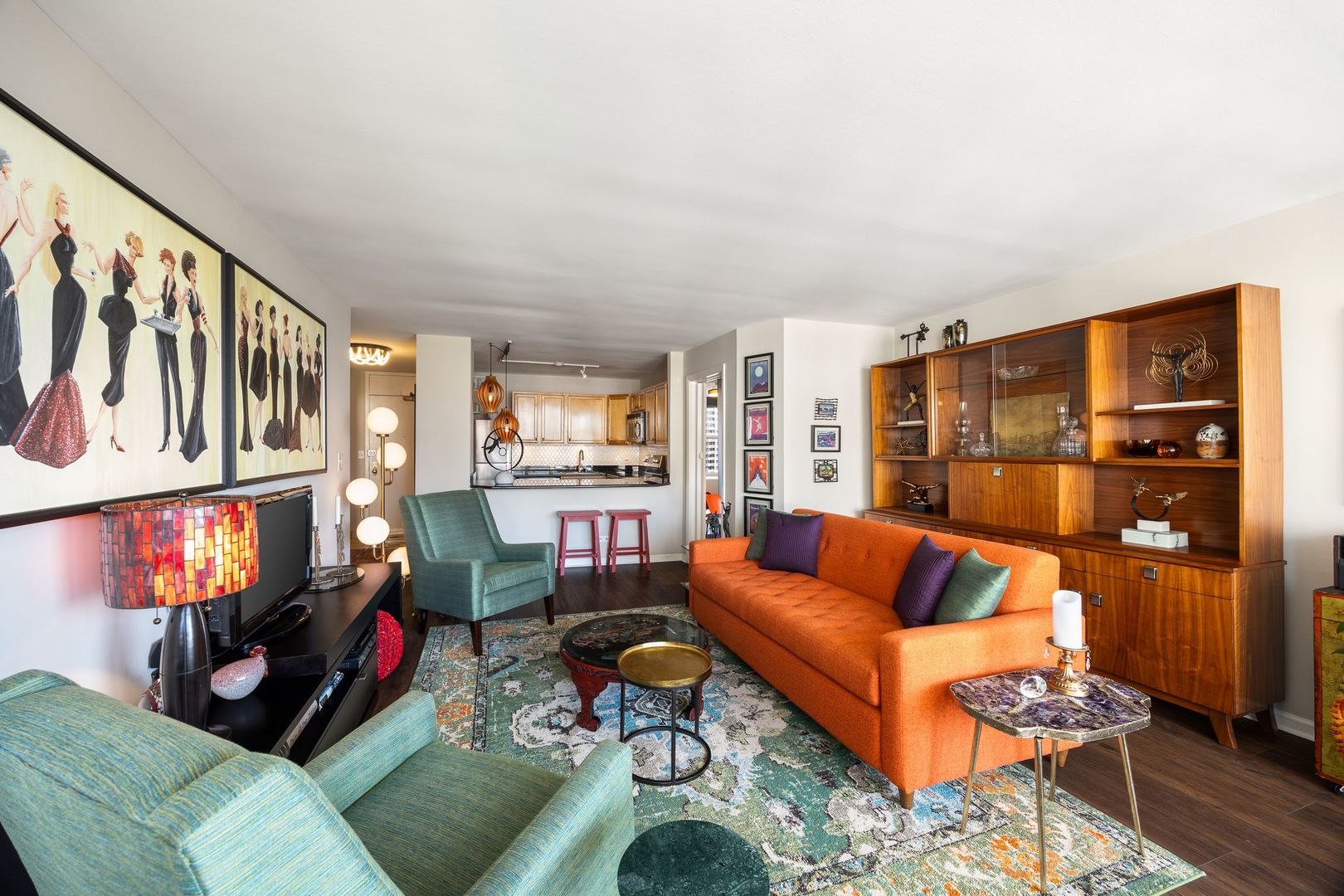 525 W Hawthorne Place Unit: 1002