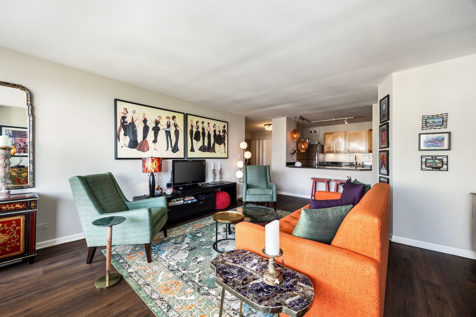 525 W Hawthorne Place Unit: 1002