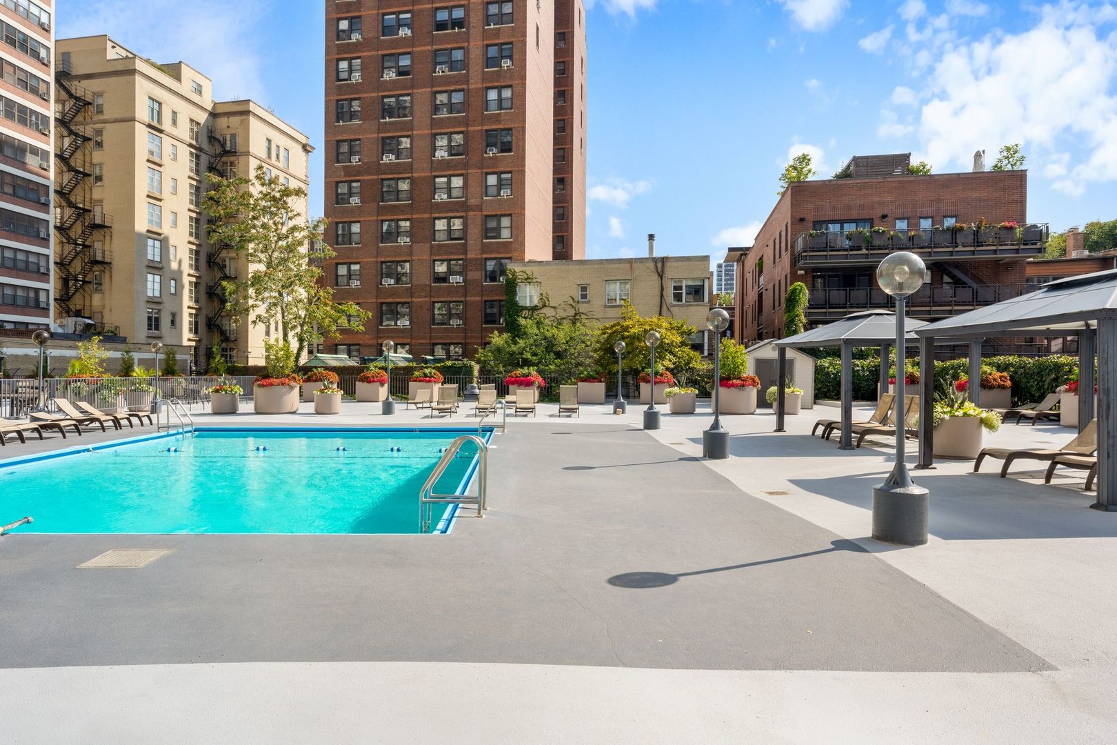525 W Hawthorne Place Unit: 1002