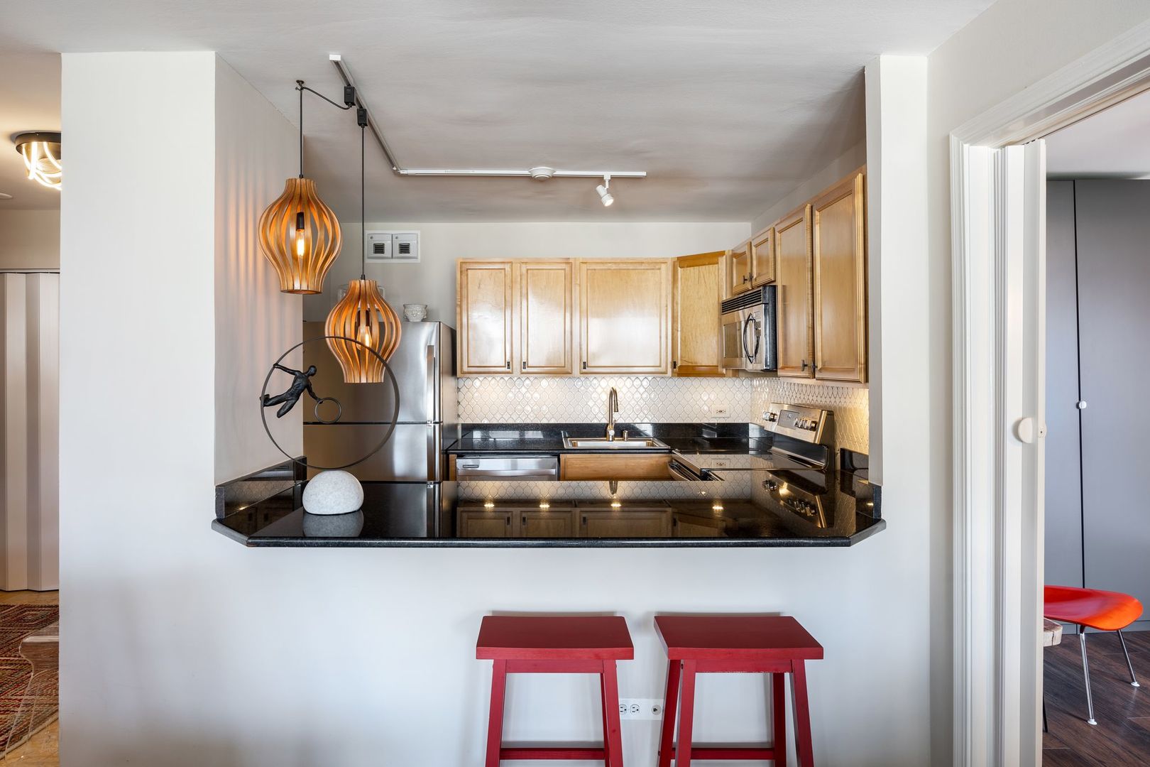525 W Hawthorne Place Unit: 1002