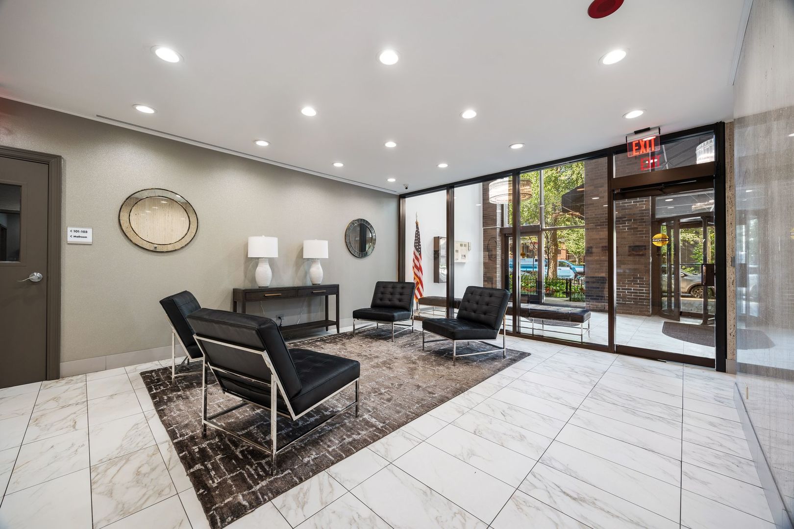 525 W Hawthorne Place Unit: 1002
