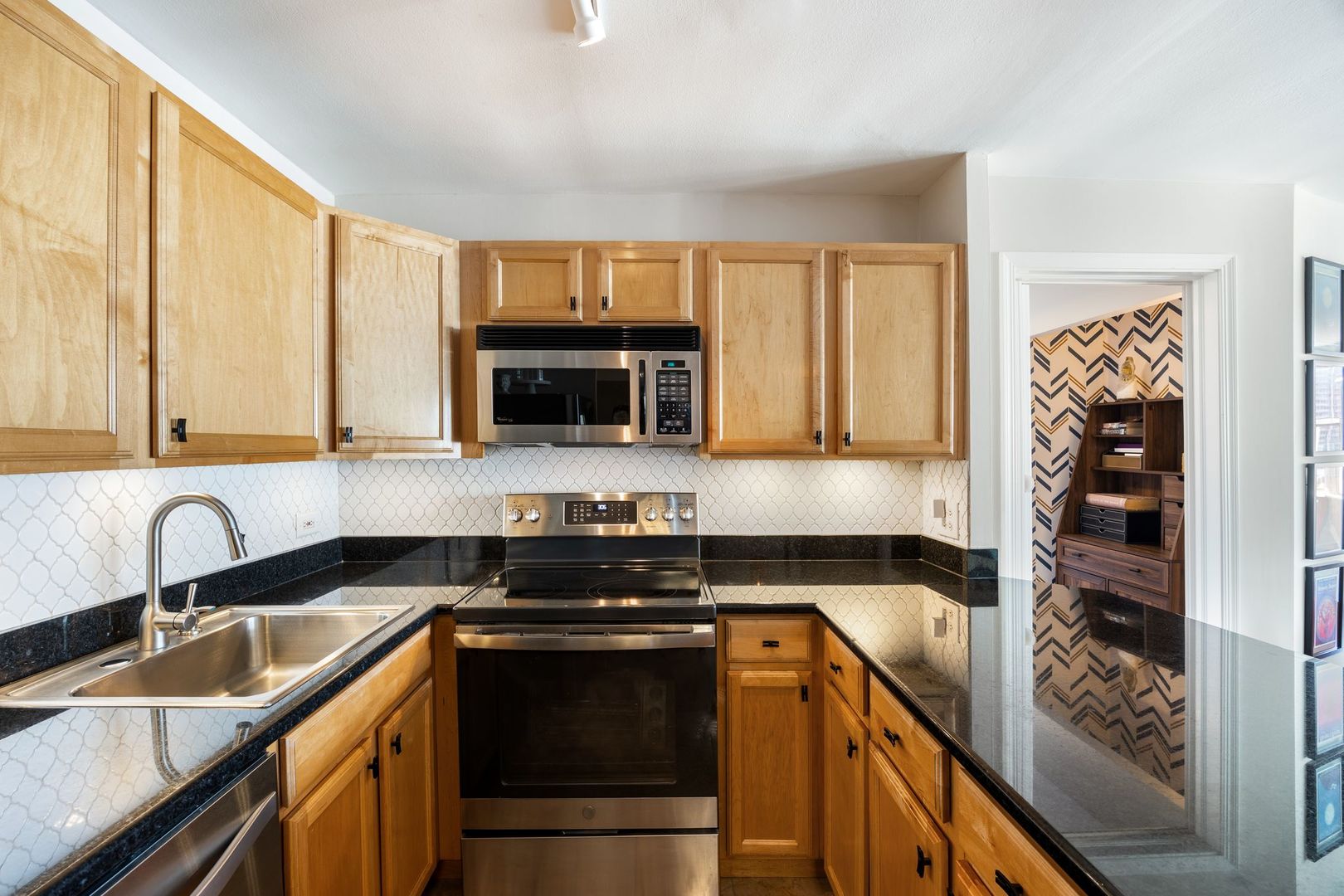 525 W Hawthorne Place Unit: 1002