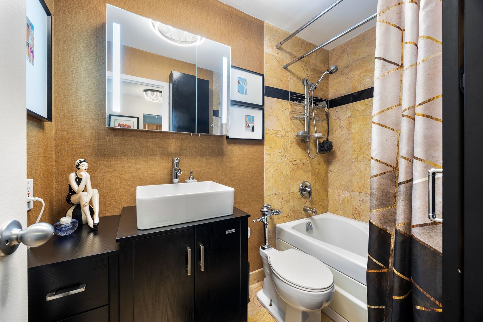 525 W Hawthorne Place Unit: 1002