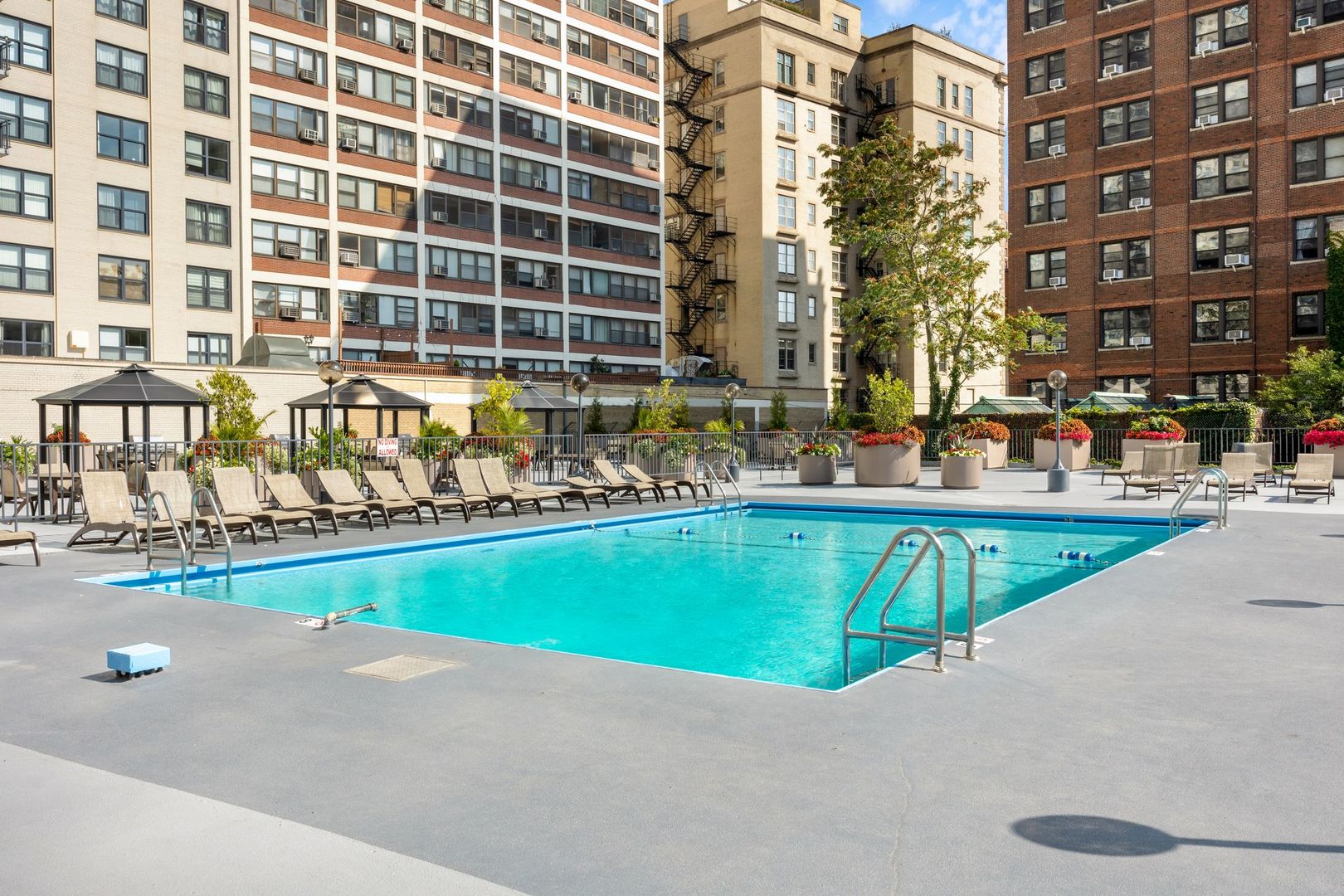 525 W Hawthorne Place Unit: 1002