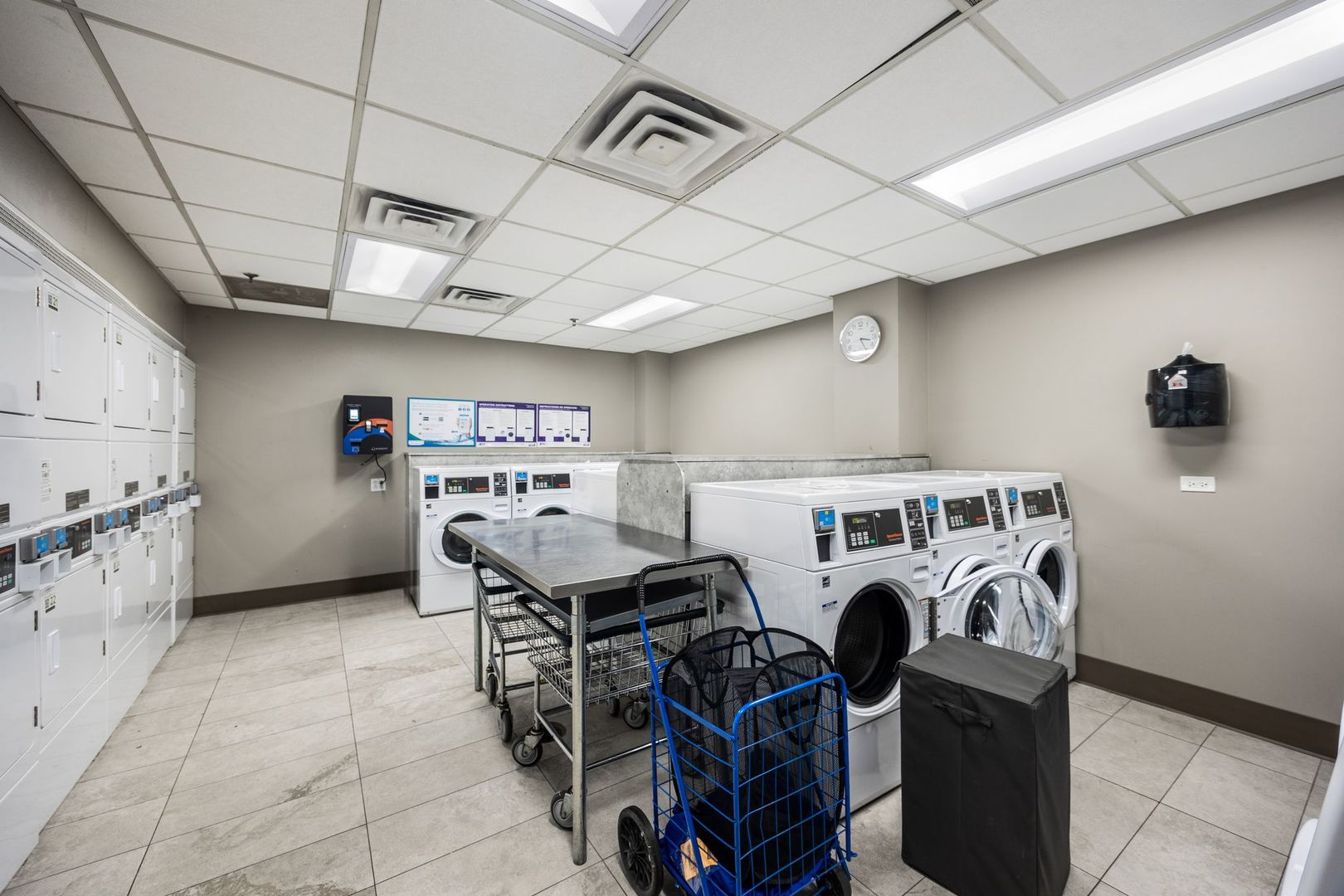 525 W Hawthorne Place Unit: 1002