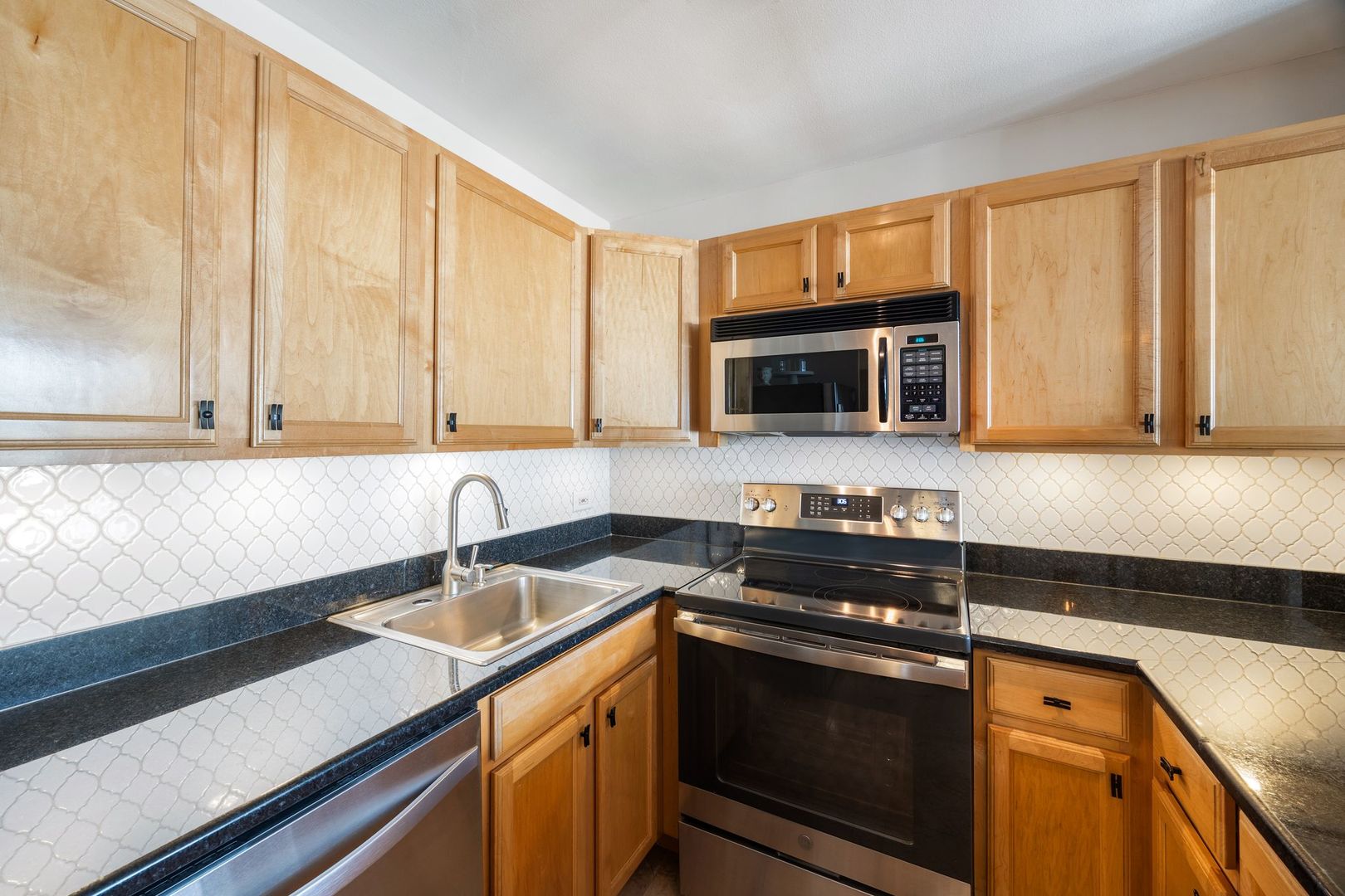 525 W Hawthorne Place Unit: 1002