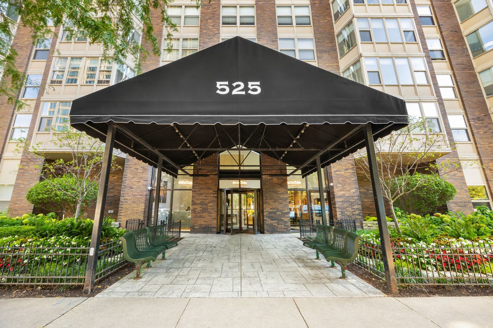 525 W Hawthorne Place Unit: 1002