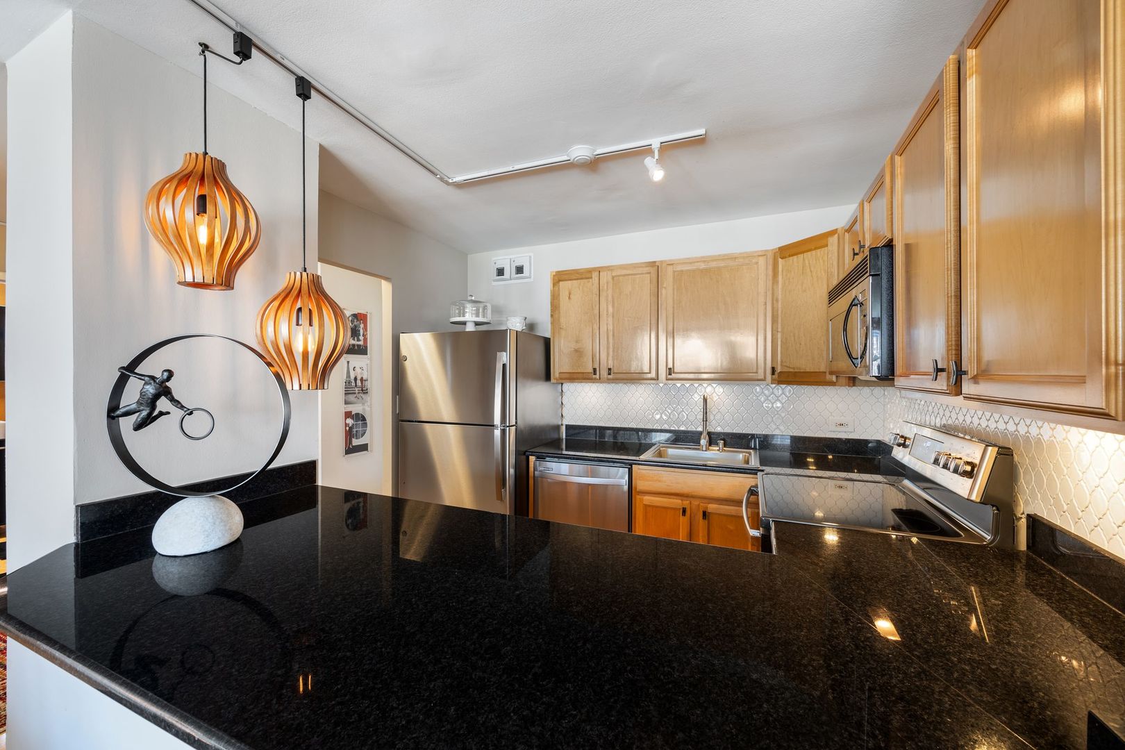 525 W Hawthorne Place Unit: 1002