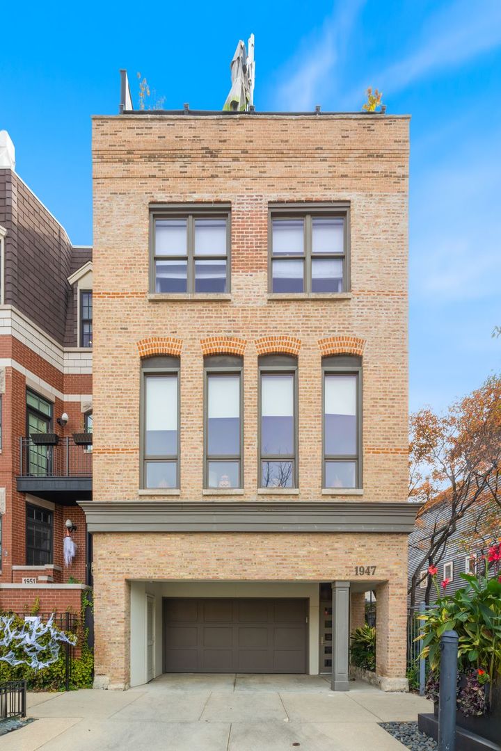 1947 N Kenmore Avenue Unit: EAST