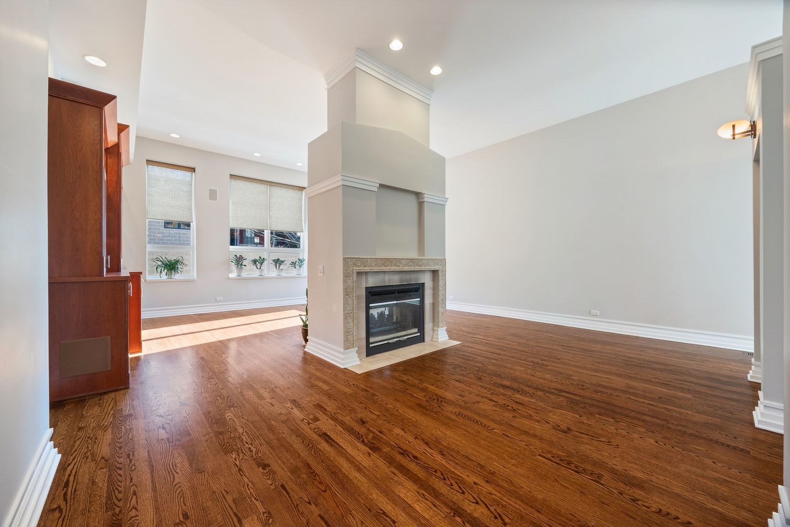 1947 N Kenmore Avenue Unit: EAST